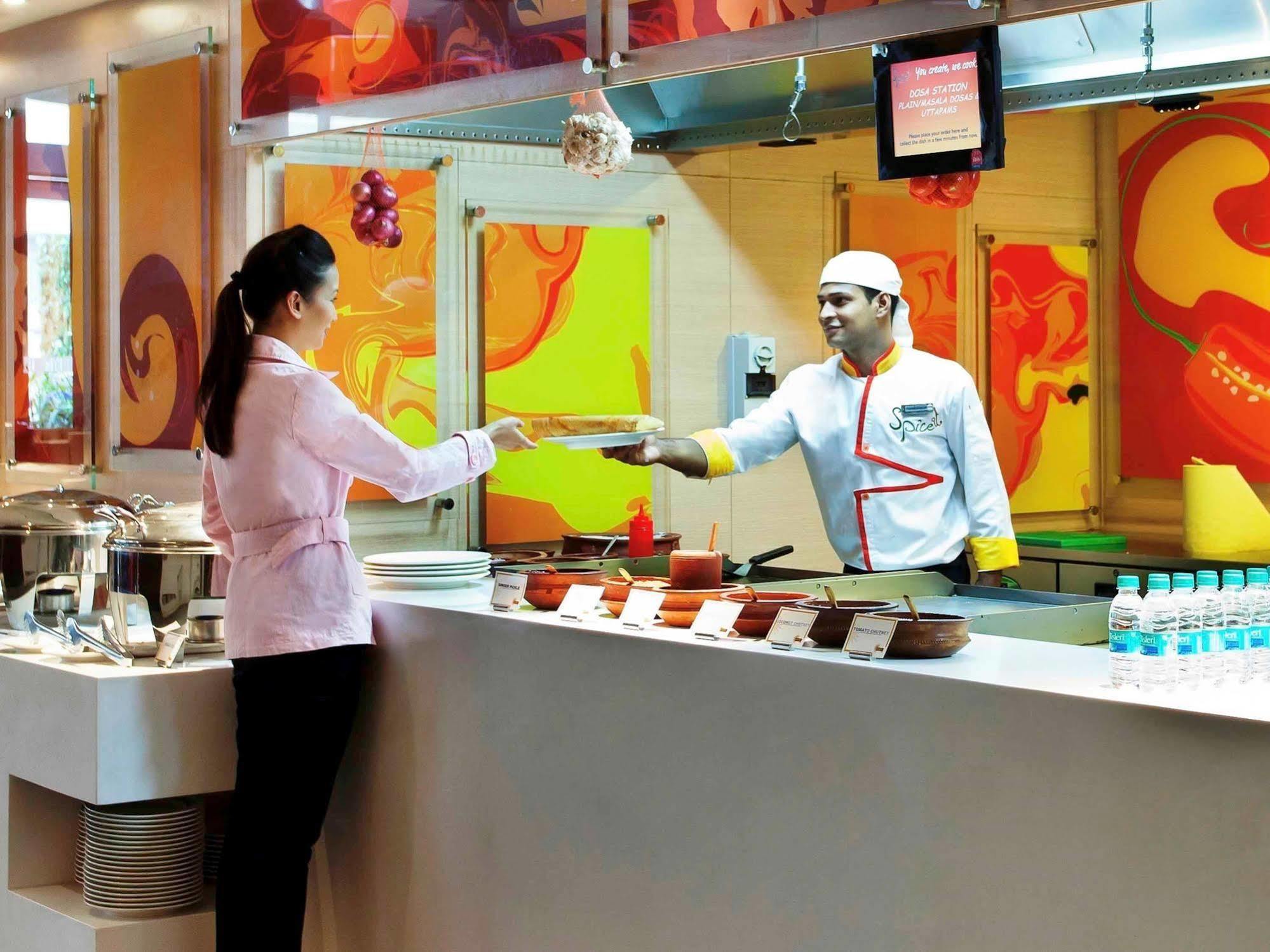 Hotel Ibis Bengaluru Outer Ring Road Restaurant foto