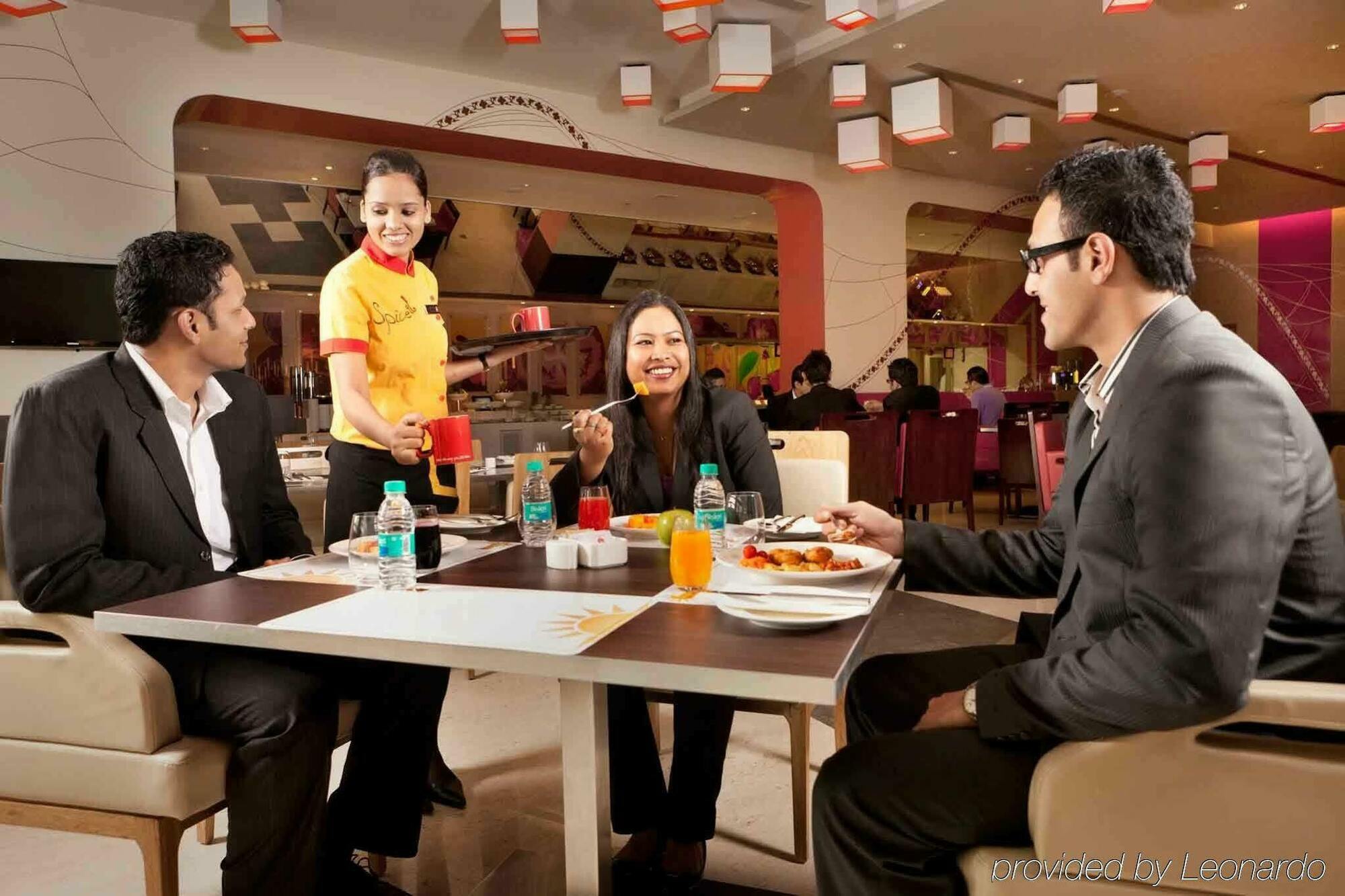 Hotel Ibis Bengaluru Outer Ring Road Restaurant foto